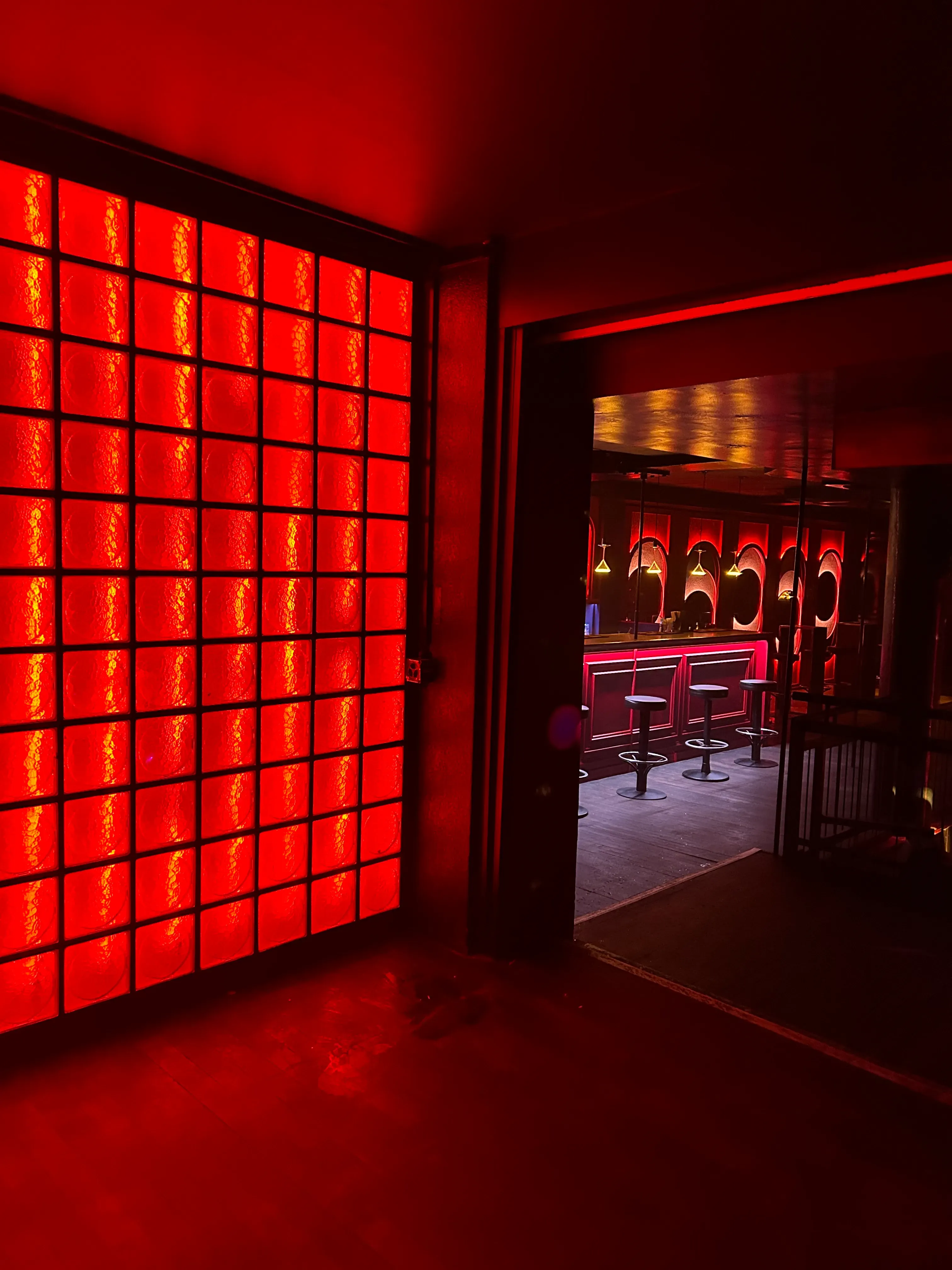 Rote Wand beleuchtet mir bar